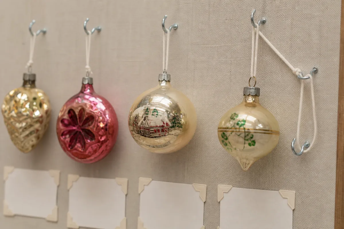 Fragile ornament secured with an independent hook and discreet safety loop